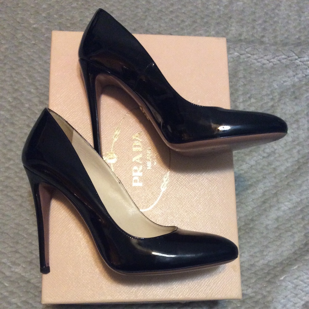 Prada Calzature Donna Black Patent Leather Pumps